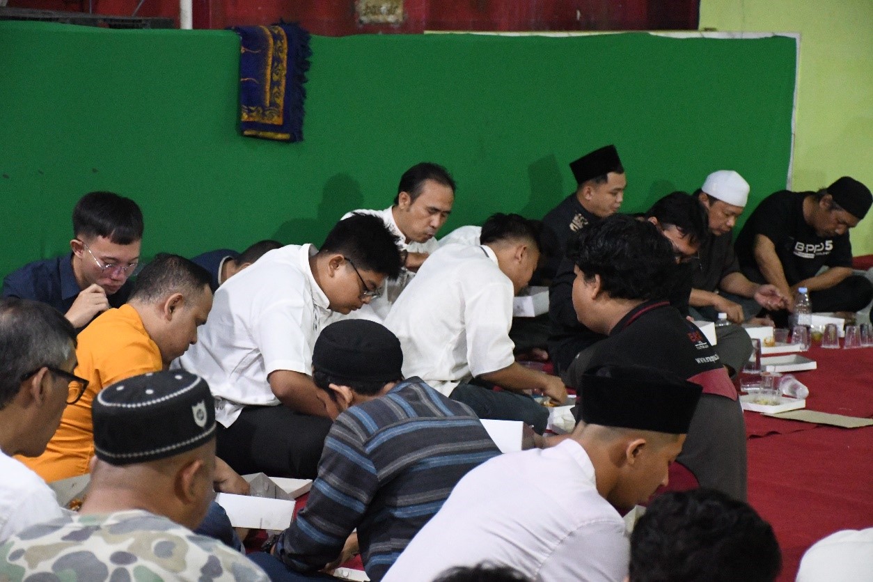 SABAR & IKHLAS: Momen Kebersamaan Karyawan PT Ekamatra Rizqi Anugrah di Penghujung Ramadan
